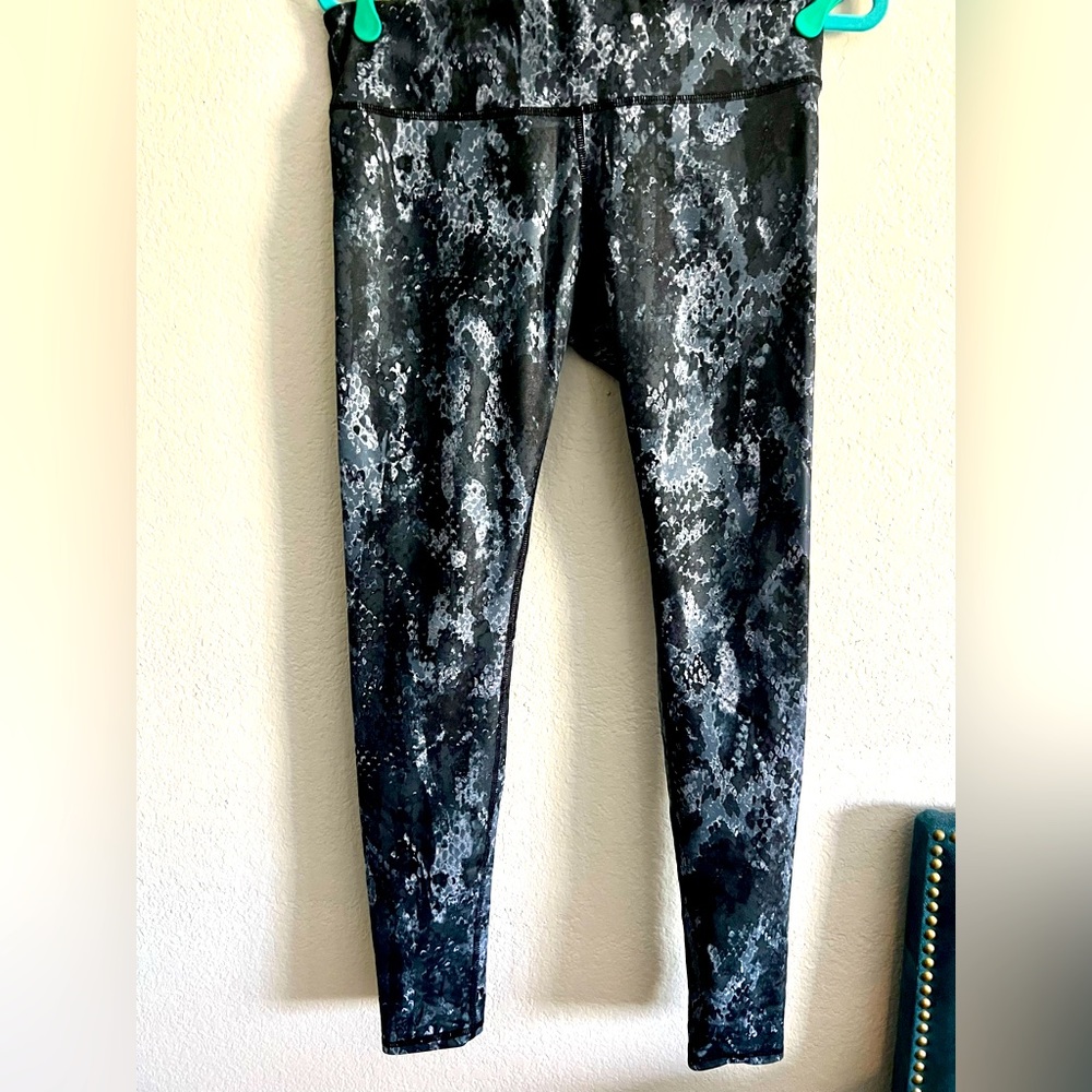 ALO Snakeskin low waisted Leggings, size M